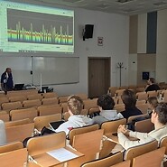 sala wykładowa, uczestnicy słuchaja wykładu