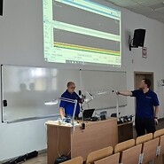 dwóch męzczyzn prowadzi wykład