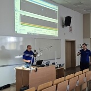 dwóch męzczyzn prowadzi wykład