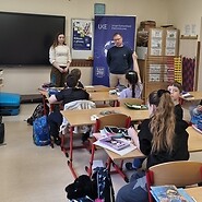 dzieci siedza w sali lekcyjnej