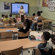 dzieci siedza w sali lekcyjnej