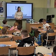 dzieci siedza w sali lekcyjnej