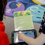 tablet i kartka ze scenariuszem