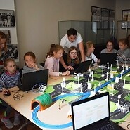 dzieci programują inteligentne miasto