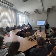 harcerze siedza przy stole