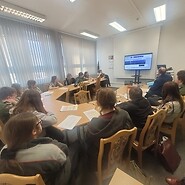 harcerze siedza przy stole