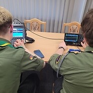 harcerze siedza przy stole