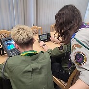 harcerze siedza przy stole