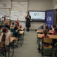 dzieci siedza w sali lekcyjnej