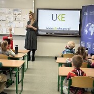 dzieci siedza w sali lekcyjnej