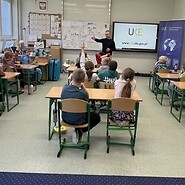 dzieci siedza w sali lekcyjnej