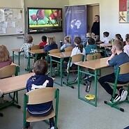 dzieci siedza w sali lekcyjnej