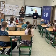 dzieci siedza w sali lekcyjnej