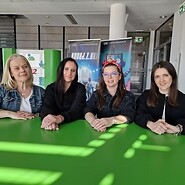 cztery kobiety pozuja do zdjęcia