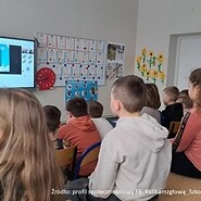 dzieci w sali lekcyjnej