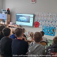 dzieci w sali lekcyjnej