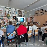 dzieci w sali lekcyjnej