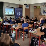 dzieci siedza w sali lekcyjnej