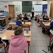 dzieci siedza w sali lekcyjnej