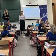 dzieci siedza w sali lekcyjnej