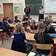 dzieci siedza w sali lekcyjnej