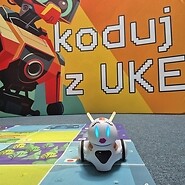 dzieci podczas nauki kodowania