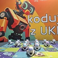 dzieci podczas nauki kodowania