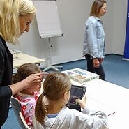 dzieci i prowadząca podczas nauki kodowania