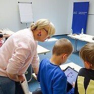 dzieci i prowadząca podczas nauki kodowania