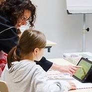 dzieci i prowadząca podczas nauki kodowania
