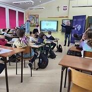 dzieci siedza w sali lekcyjnej