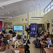 dzieci siedza w sali lekcyjnej