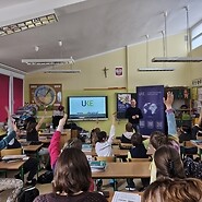 dzieci siedza w sali lekcyjnej