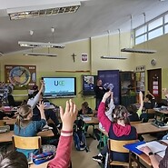 dzieci siedza w sali lekcyjnej