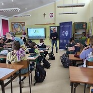 dzieci siedza w sali lekcyjnej