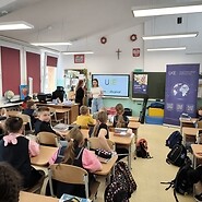 dzieci siedza w sali lekcyjnej