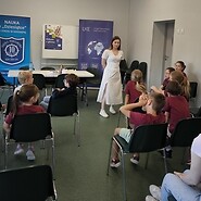 dzieci siedza w sali lekcyjnej