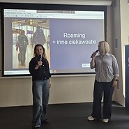 dwie kobiety mówią do mikrofonu