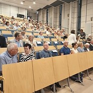 sala wykładowa z uczestnikami