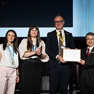 dwie kobiety i dwóch mezczyzn pozują do zdjęcia
