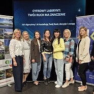 kobiety pozują do zdjęcia