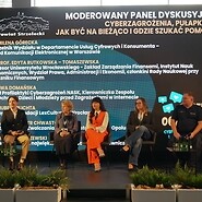 prelegenci prowadzą spotkanie