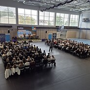 duża sala wykładowa z uczestnikami