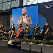 prelegenci prowadzą spotkanie