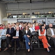 ludzie siedza na krzesłach i słuchają wykładu