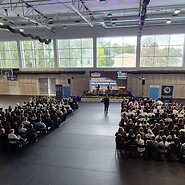 duża sala wykładowa z uczestnikami