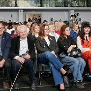 ludzie siedza na krzesłach i słuchają wykładu