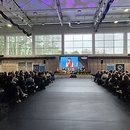 duża sala wykładowa z uczestnikami