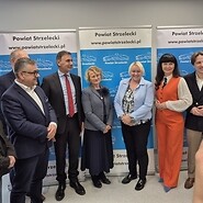ludzie pozują do zdjęcia