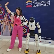 kobieta pozuje do zdjęcia z robotem
